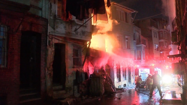 Beyoğlu'nda atık malzemelerin depolandığı binada yangın